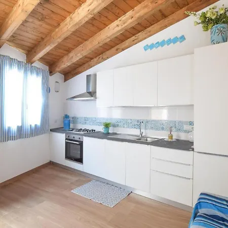 1 Bedroom Beautiful In סיניסקולה